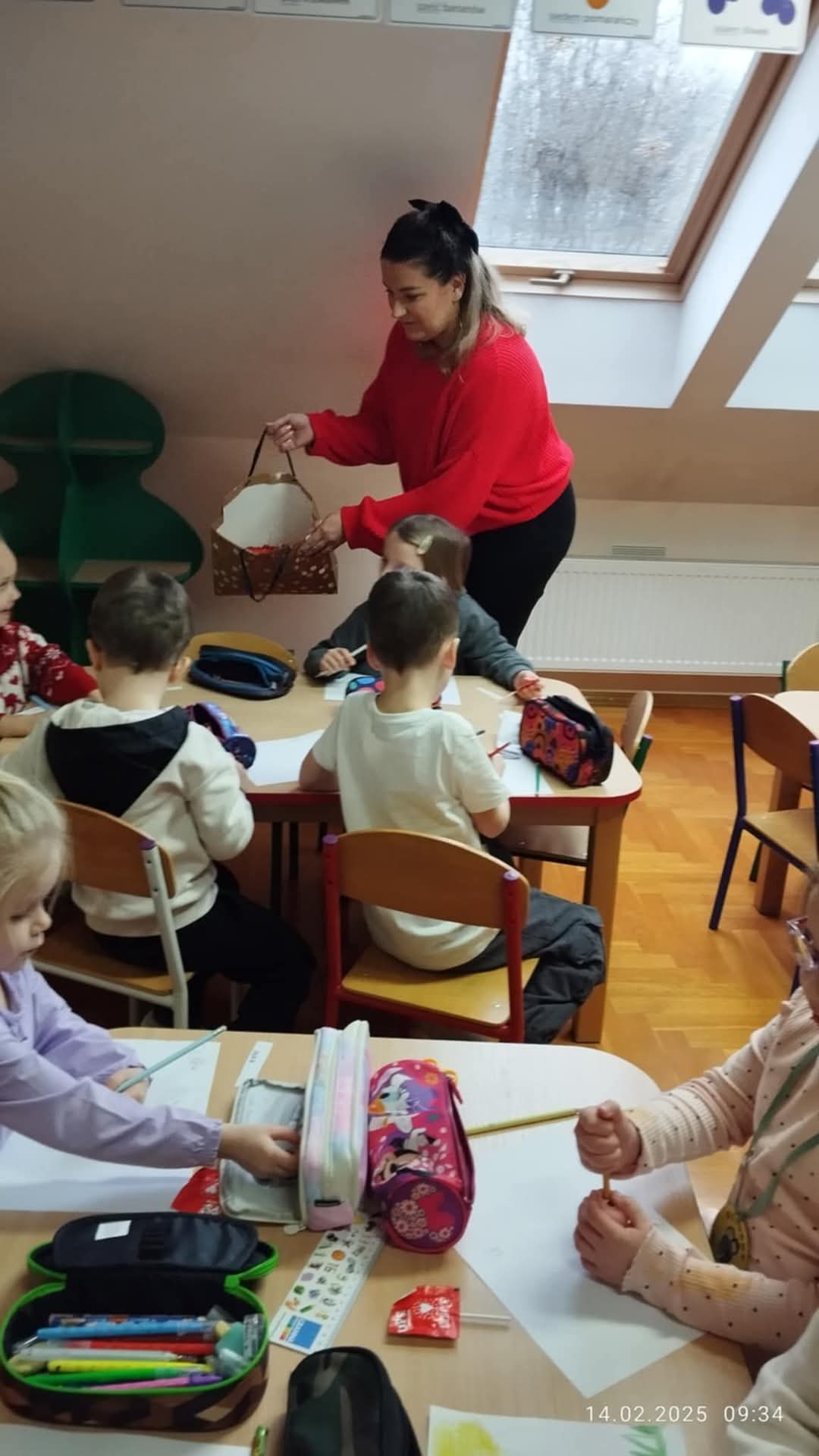 Walentynki w przedszkolu oraz walentynkowe warsztaty w Gminnej Bibliotece w Gnojniku 16 FB_IMG_1739702933696