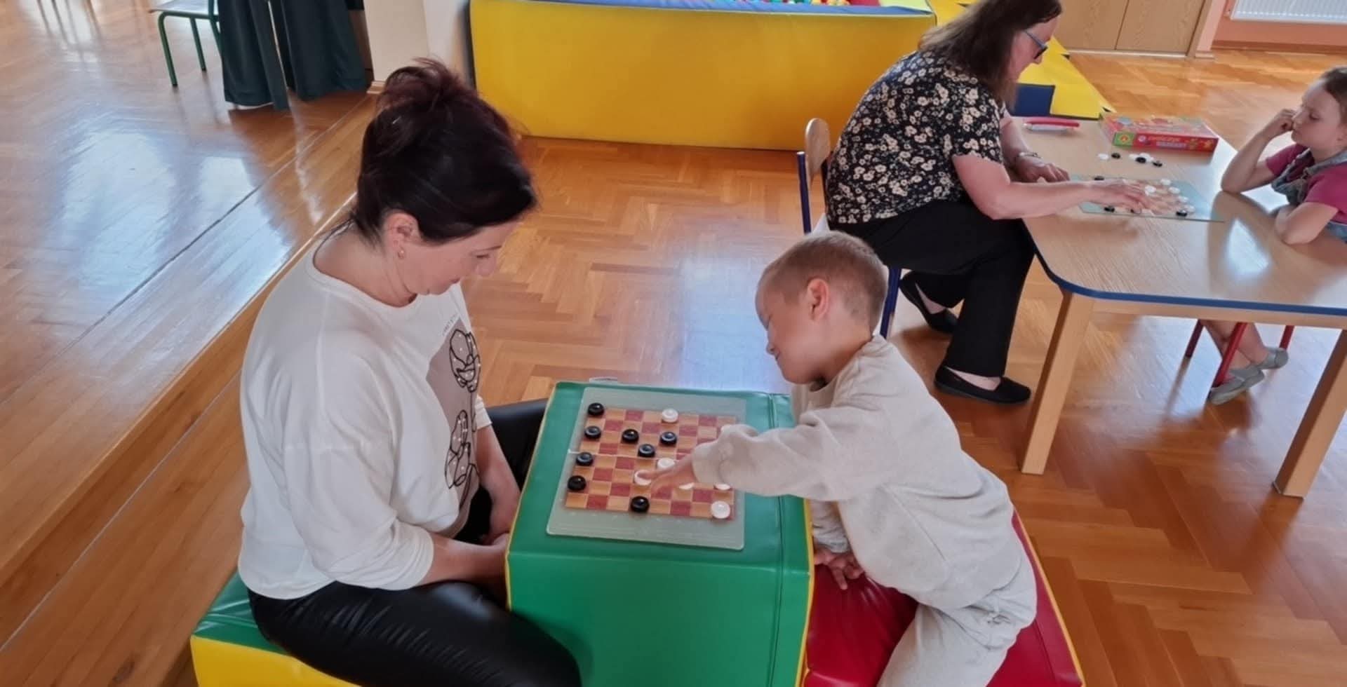Rozgrywki warcabowe "Dzieci vs Nauczyciele i pracownicy" 3 FB_IMG_1750013910002