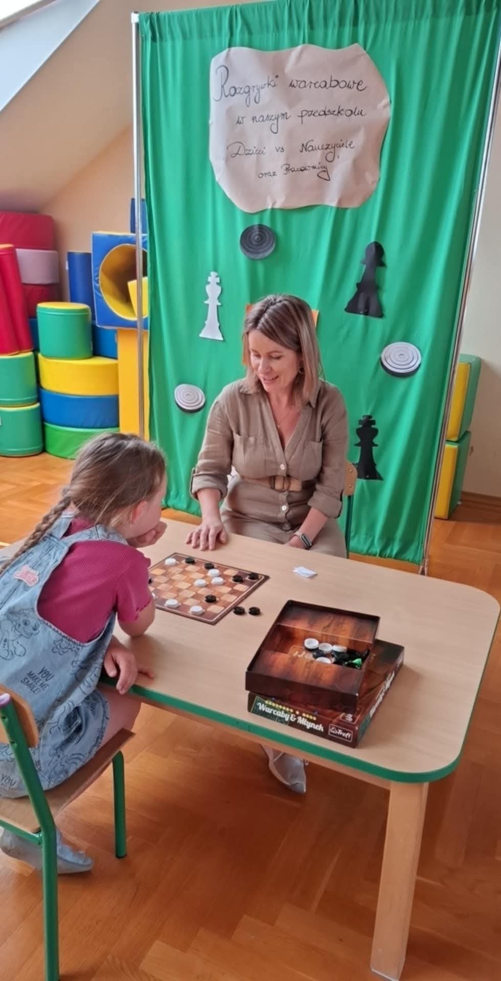 Rozgrywki warcabowe "Dzieci vs Nauczyciele i pracownicy" 4 FB_IMG_1750013915091