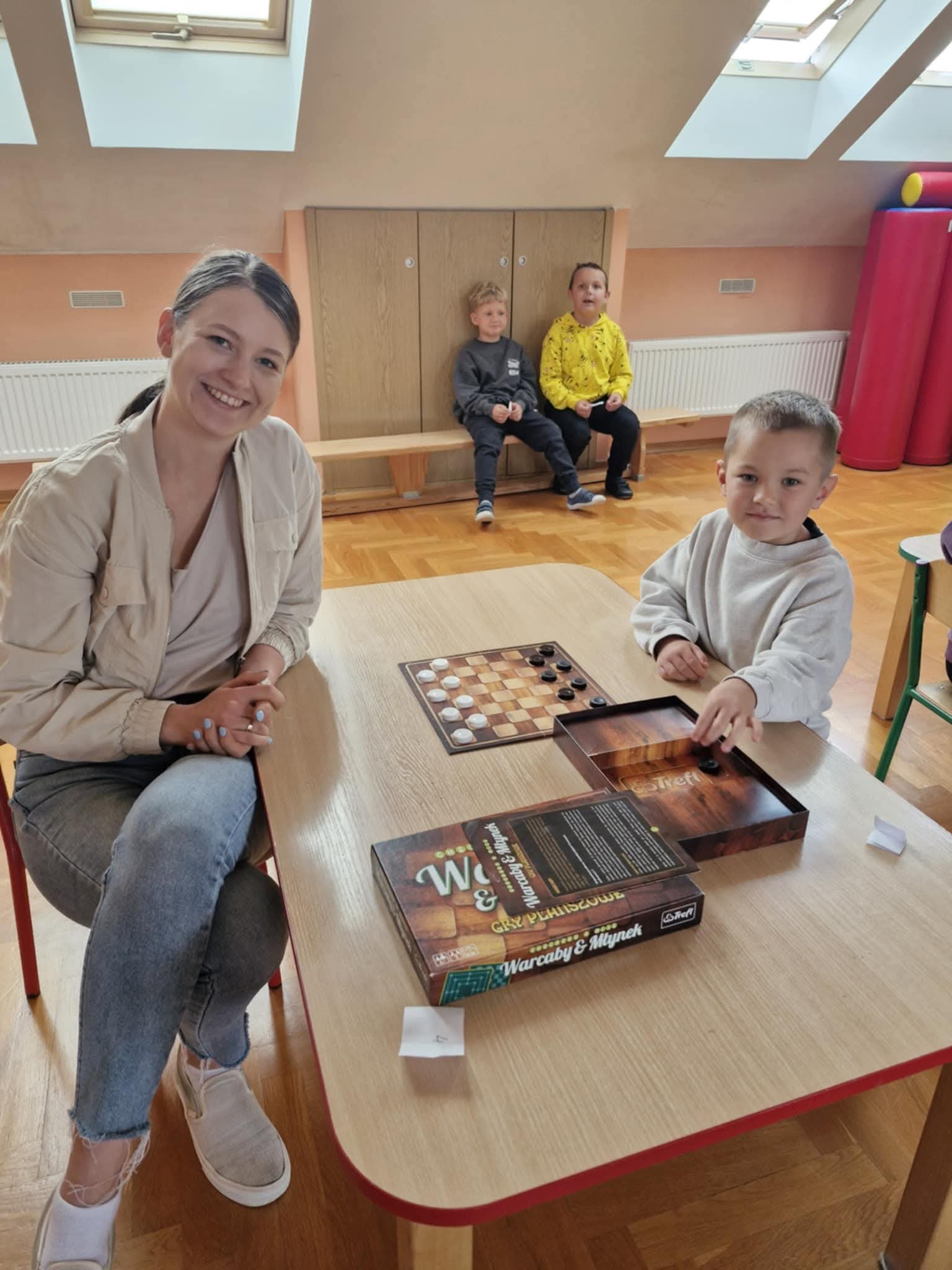 Rozgrywki warcabowe "Dzieci vs Nauczyciele i pracownicy" 7 FB_IMG_1750013928529