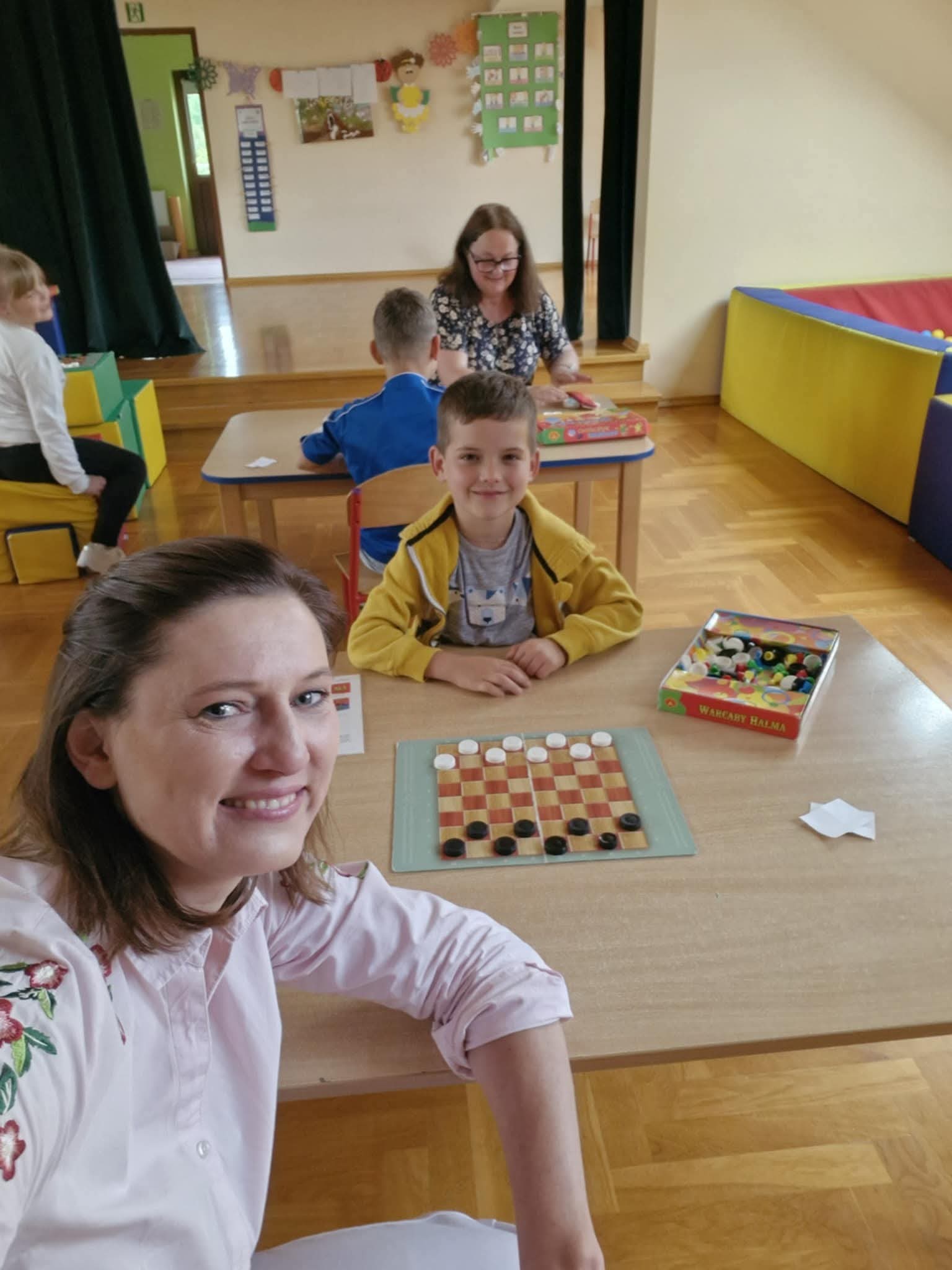 Rozgrywki warcabowe "Dzieci vs Nauczyciele i pracownicy" 8 FB_IMG_1750013931053