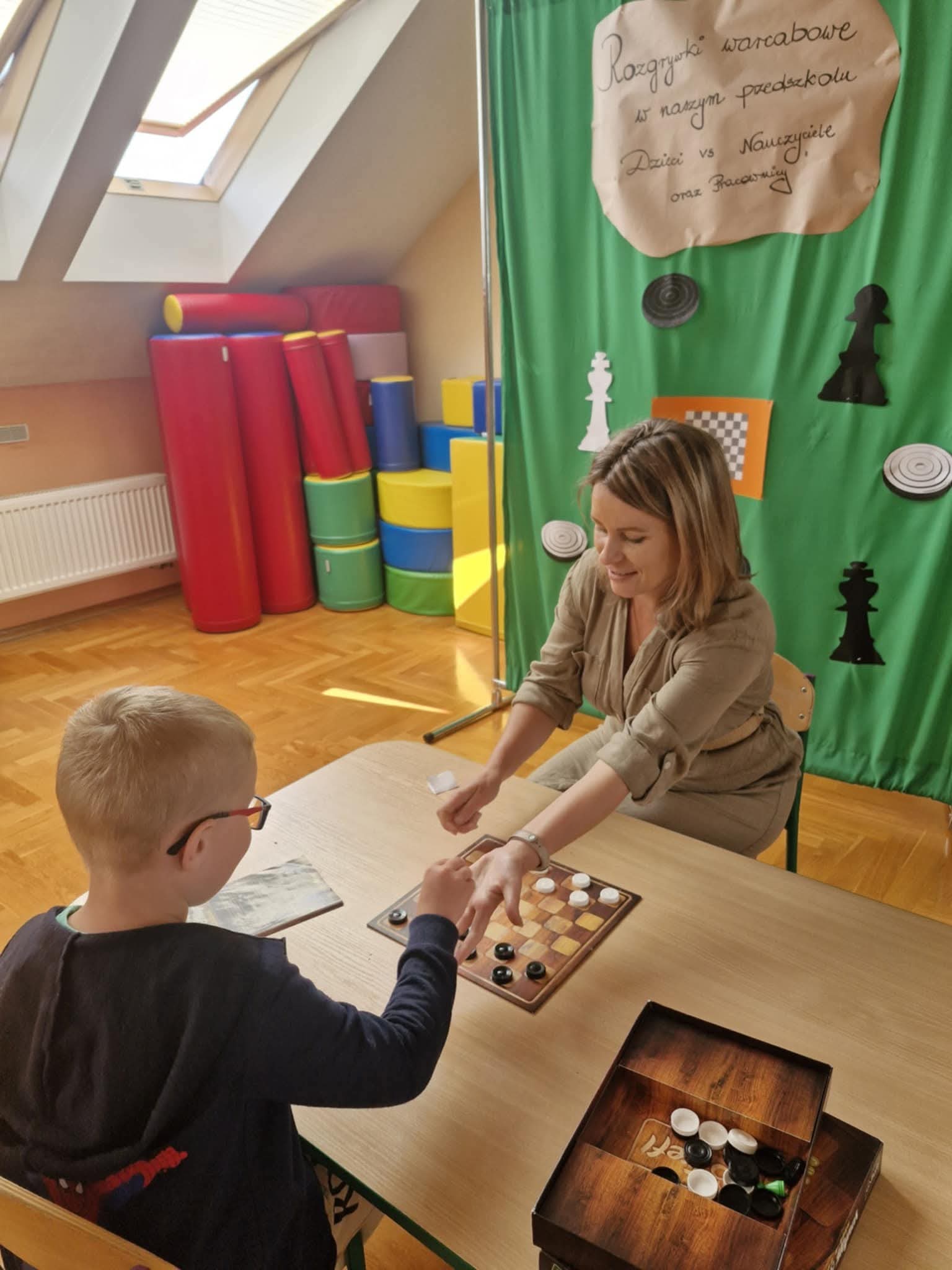 Rozgrywki warcabowe "Dzieci vs Nauczyciele i pracownicy" 12 FB_IMG_1750013947180